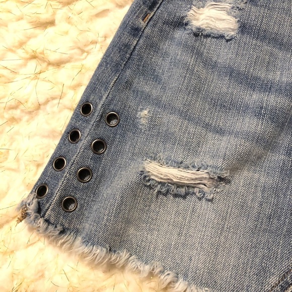 ⭐️ AEO Denim Distressed Skirt - Picture 3 of 7